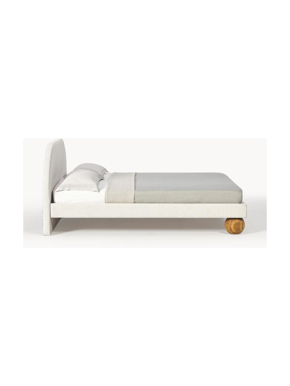 Cama tapizada con patas esfericas de madera Rena, Tapizado: 100% polipropileno Alta r, Estructura: madera de pino macizo, ag, Patas: madera de roble Este prod, Tejido Off White, madera de roble, An 140 x L 200 cm