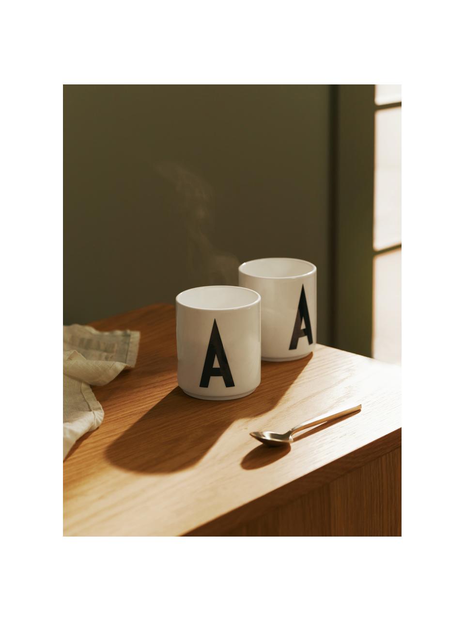 Design beker Personal met letters (varianten van A tot Z), Beenderporselein (porselein)
Fine Bone China is een zacht porselein, dat zich vooral onderscheidt door zijn briljante, doorschijnende glans., Wit, zwart, Beker S, 250 ml