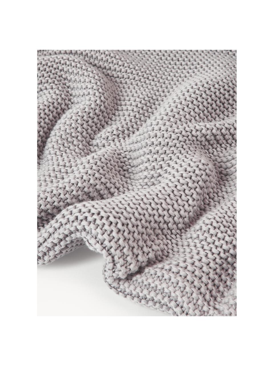 Coperta lavorata a maglia in cotone organico Adalyn, 100% cotone organico certificato GOTS

Il materiale utilizzato in questo prodotto è testato per le sostanze nocive e certificato secondo lo STANDARD 100 by OEKO-TEX® , HOHENSTEIN HTTI, 11.HIN.00050, Grigio chiaro, Larg. 150 x Lung. 200 cm