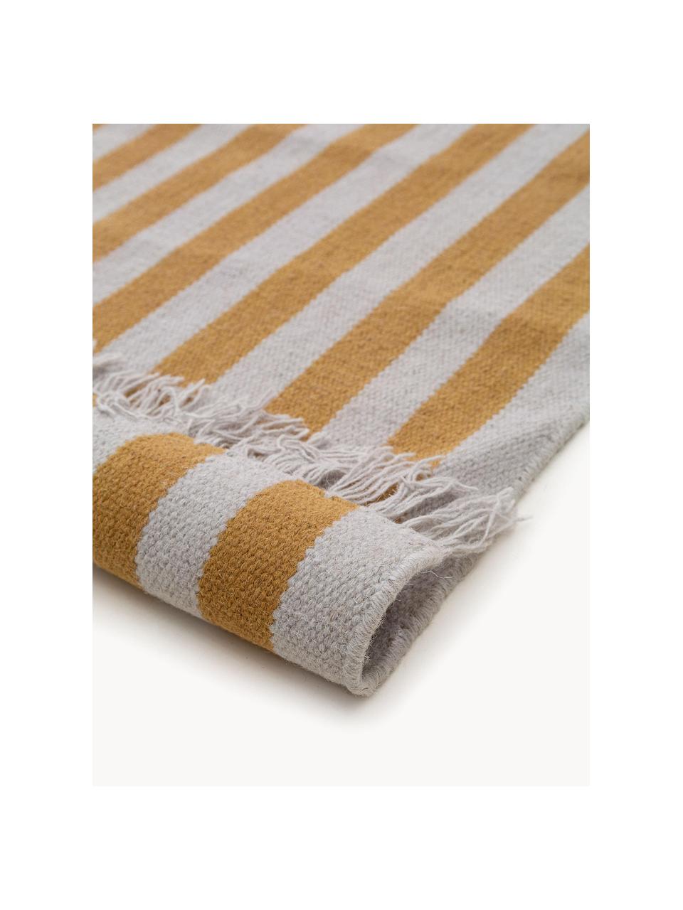 Ručne tkaný vlnený koberec so strapcami Gitta, 90 %  bavlna, 10 %  polyester
V prvých týždňoch používania môžu vlnené koberce uvoľňovať vlákna, tento jav zmizne po niekoľkých týždňoch používania, Svetlosivá, slnečná žltá, Š 160 x D 230 cm (veľkosť M)