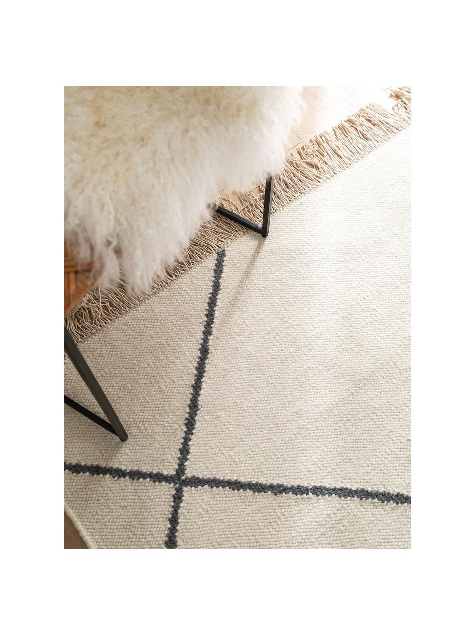 Tapis kilim en laine crème tissé main Vince, 90 % laine, 10 % coton
Les tapis en laine peuvent perdre des fibres lors des premières semaines et des peluches peuvent se former, ce phénomène est naturel et diminue à mesure de votre usage et du temps, Ivoire, gris foncé, larg. 200 x long. 300 cm (taille L)