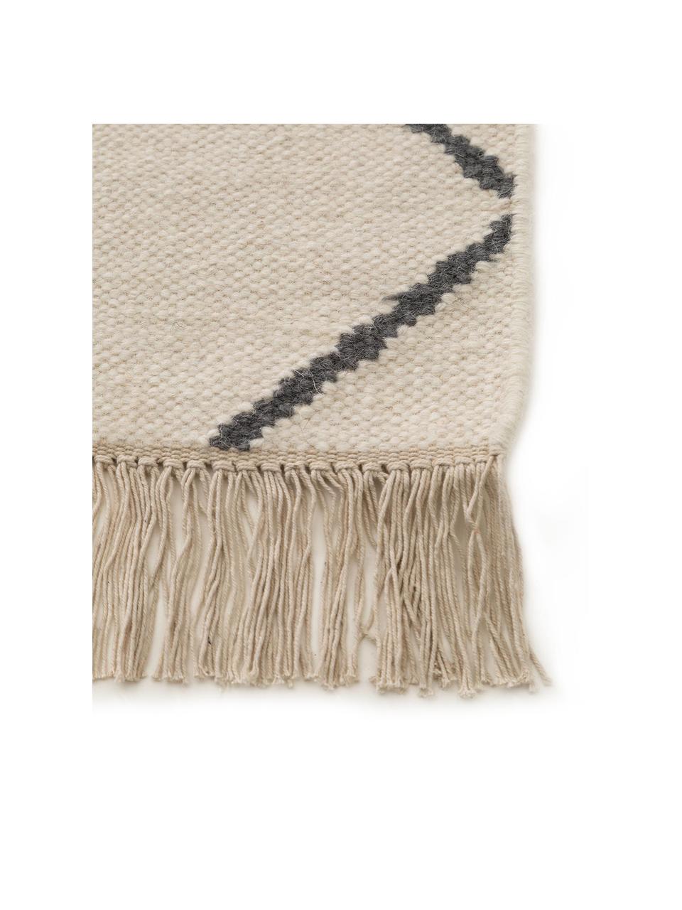 Tappeto kilim tessuto a mano con motivo a rombi e frange Vince, 90% lana, 10% cotone
Nel caso dei tappeti di lana, le fibre possono staccarsi nelle prime settimane di utilizzo, questo e la formazione di lanugine si riducono con l'uso quotidiano, Color avorio, grigio scuro, Larg. 200 x Lung. 300 cm (taglia L)