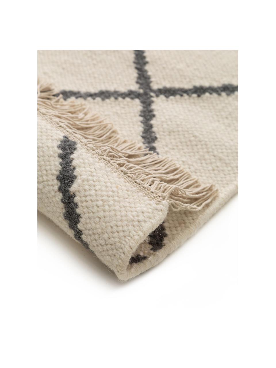 Ręcznie tkany dywan kilim z frędzlami Vince, 90% wełna, 10% bawełna
Włókna dywanów wełnianych mogą nieznacznie rozluźniać się w pierwszych tygodniach użytkowania, co ustępuje po pewnym czasie, Kość słoniowa, ciemny szary, S 200 x D 300 cm (Rozmiar L)