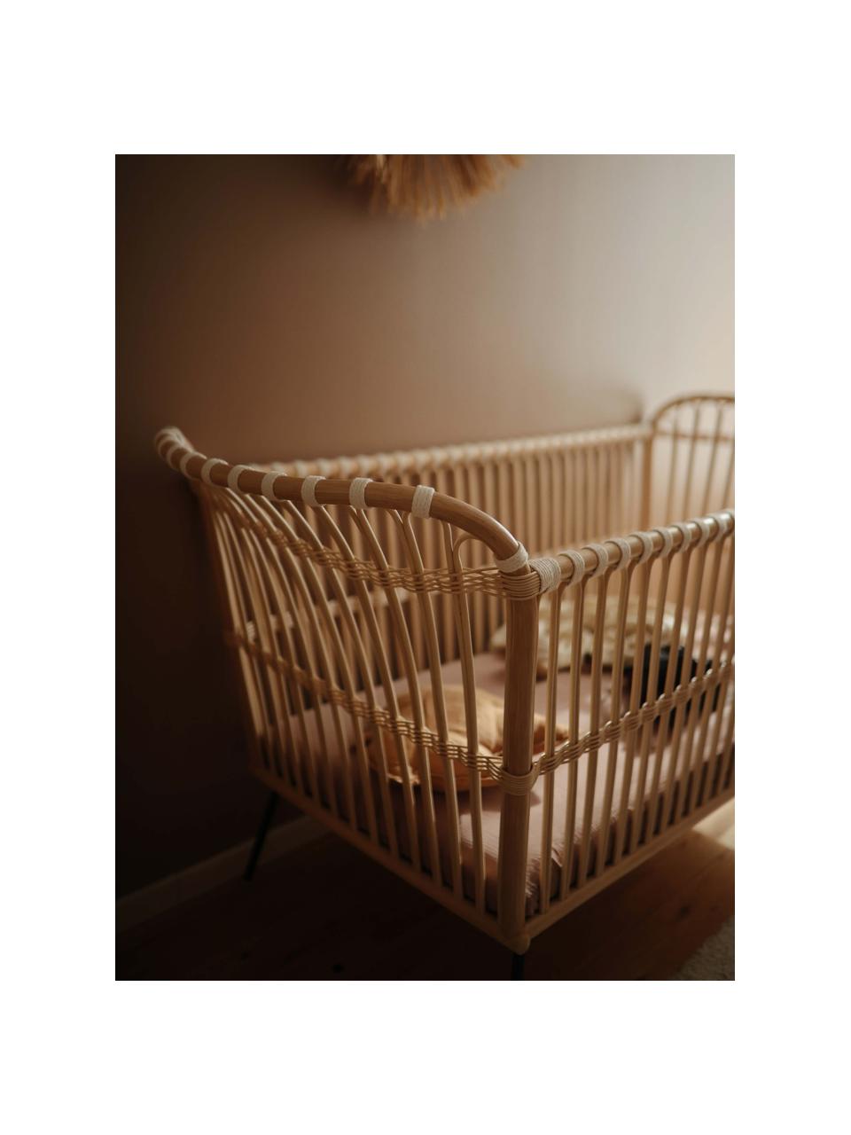 Handgefertigtes Babybett Frederick aus Rattan, Beine: Stahl, beschichtet, Füße: Mangoholz, Matratze: Kokoskern, Schafwolle, Ba, Beige, Off White, B 60 x L 120 cm