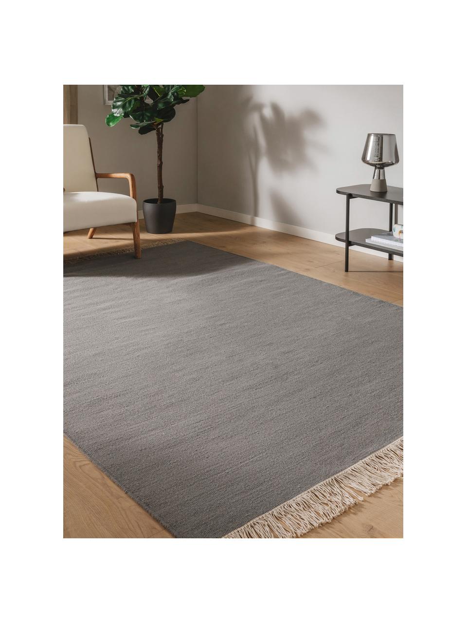 Ręcznie tkany dywan z wełny Liv, 80% wełna, 20% bawełna

Włókna dywanów wełnianych mogą nieznacznie rozluźniać się w pierwszych tygodniach użytkowania, co ustępuje po pewnym czasie, Ciemny szary, S 80 x D 150 cm (Rozmiar XS)