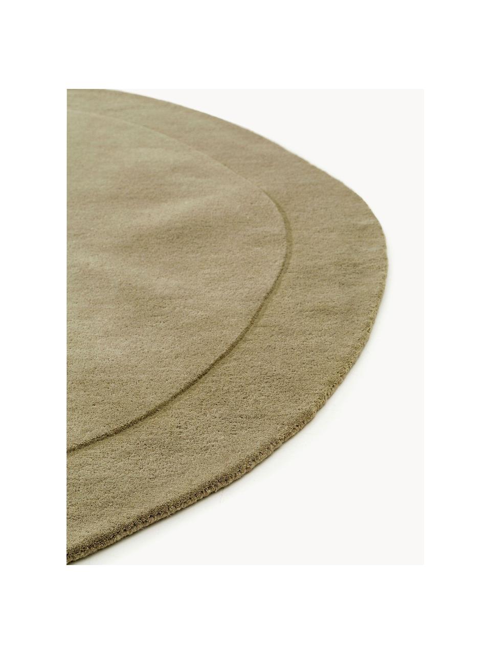 Tapis en laine tissé à la main de forme organique Shape, 100 % laine

Les tapis en laine peuvent perdre des fibres lors des premières semaines et des peluches peuvent se former, ce phénomène est naturel et diminue à mesure de votre usage et du temps, Vert olive, Ø 200 cm (taille L)