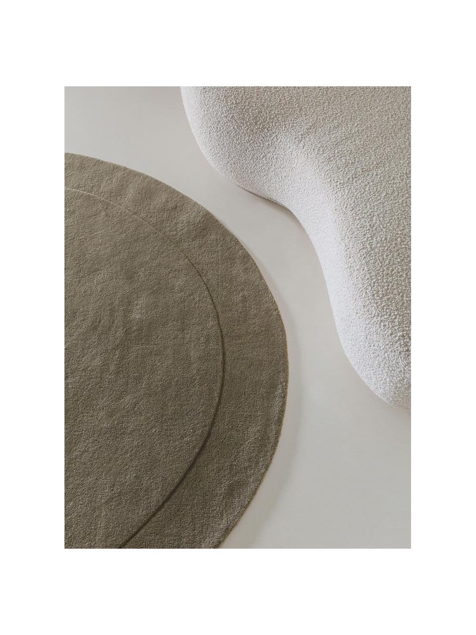 Ručně tkaný vlněný koberec v organickém tvaru Shape, 100 % vlna

V prvních týdnech používání vlněných koberců se může objevit charakteristický jev uvolňování vláken, který po několika týdnech používání ustane., Olivově zelená, Ø 200 cm (velikost L)