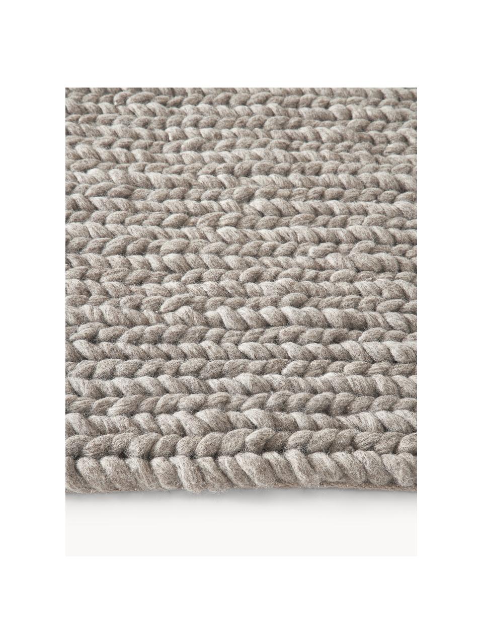 Tapis tressé en laine Bruna, 100 % laine, certifié RWS

Les tapis en laine peuvent perdre des fibres lors des premières semaines et des peluches peuvent se former, ce phénomène est naturel et diminue à mesure de votre usage et du temps, Grège, larg. 80 x long. 150 cm (taille XS)