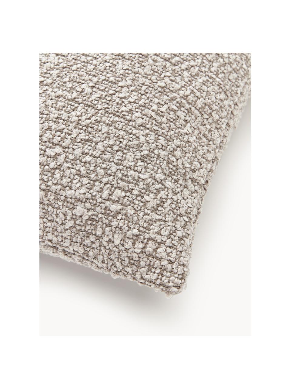 Bouclé-Kissenhülle Bellamie, Bouclé (95 % Polyester, 5 % Polyacryl)

Bouclé ist ein Material, das sich durch seine unregelmäßig geschwungene Struktur auszeichnet. Die charakteristische Oberfläche entsteht durch eingewebte Schlingen aus verschiedenartigen Garnen, die dem Stoff eine einzigartige Struktur verleihen. Die Schlingenstruktur hat einen isolierenden und gleichzeitig flauschigen Effekt, der den Stoff besonders kuschelig macht., Bouclé Greige, B 60 x L 60 cm