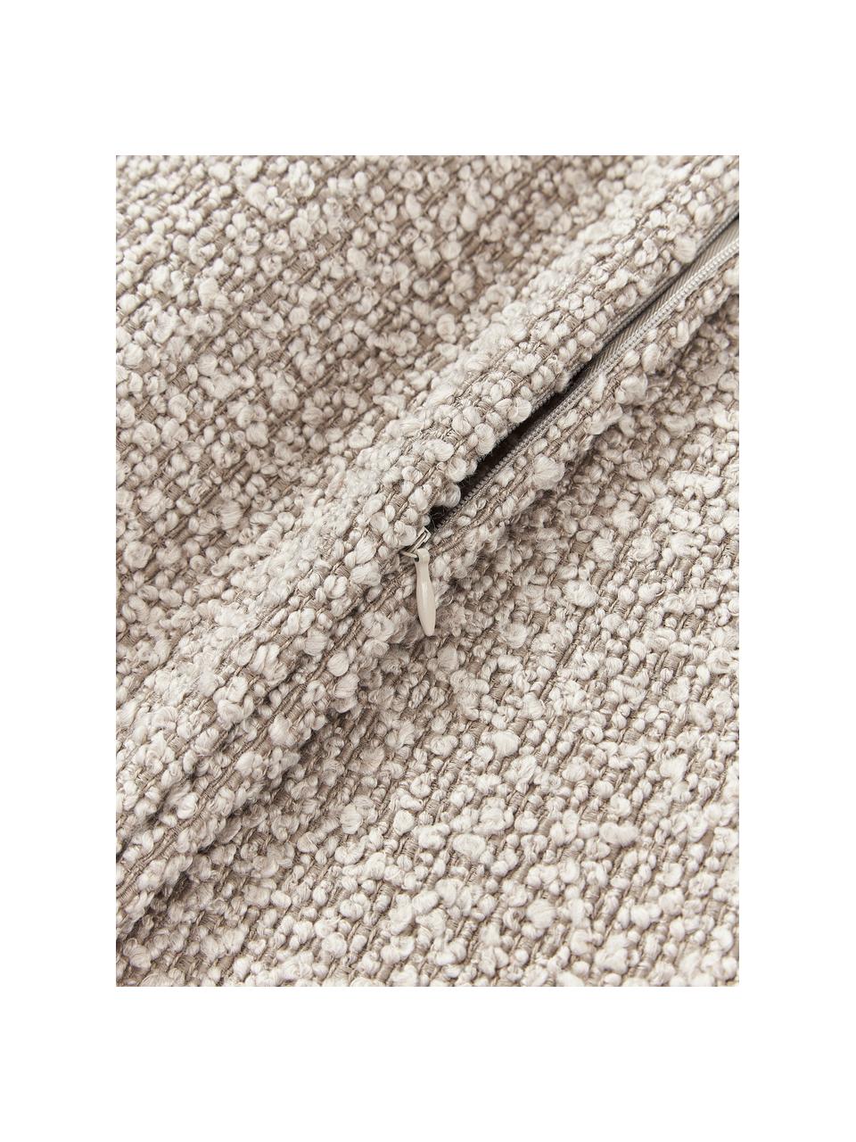 Bouclé-Kissenhülle Bellamie, Bouclé (95 % Polyester, 5 % Polyacryl)

Bouclé ist ein Material, das sich durch seine unregelmäßig geschwungene Struktur auszeichnet. Die charakteristische Oberfläche entsteht durch eingewebte Schlingen aus verschiedenartigen Garnen, die dem Stoff eine einzigartige Struktur verleihen. Die Schlingenstruktur hat einen isolierenden und gleichzeitig flauschigen Effekt, der den Stoff besonders kuschelig macht., Bouclé Greige, B 60 x L 60 cm