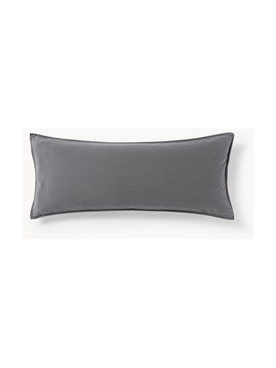 Funda de almohada de algodón lavado Darlyn, 100% algodón
Densidad de hilo 150 TC, calidad estándar

El algodón da una sensación agradable y suave en la piel, absorbe bien la humedad y es adecuado para personas alérgicas.

Este tejido ha sido sometido a un proceso de lavado especial que le da un aspecto Softwash irregular y resistente, pero siendo suave al tacto, flexible y cómodo. Además, su aspecto arrugado natural hace que no necesite planchado.

El material utilizado para este producto ha sido probado contra sustancias nocivas y está certificado según el STANDARD 100 por OEKO-TEX®, 4265CIT, CITEVE., Gris oscuro, An 45 x L 110 cm