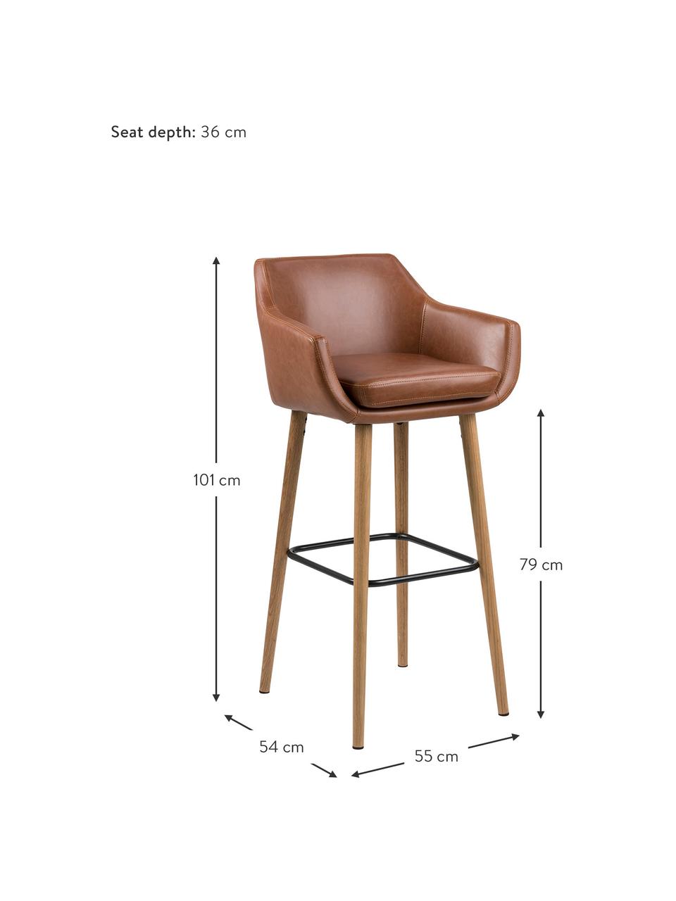 Chaise de bar en cuir synthétique Nora, Revêtement : cognac Pieds : chêne Repose-pieds : noir, larg. 55 x haut. 101 cm
