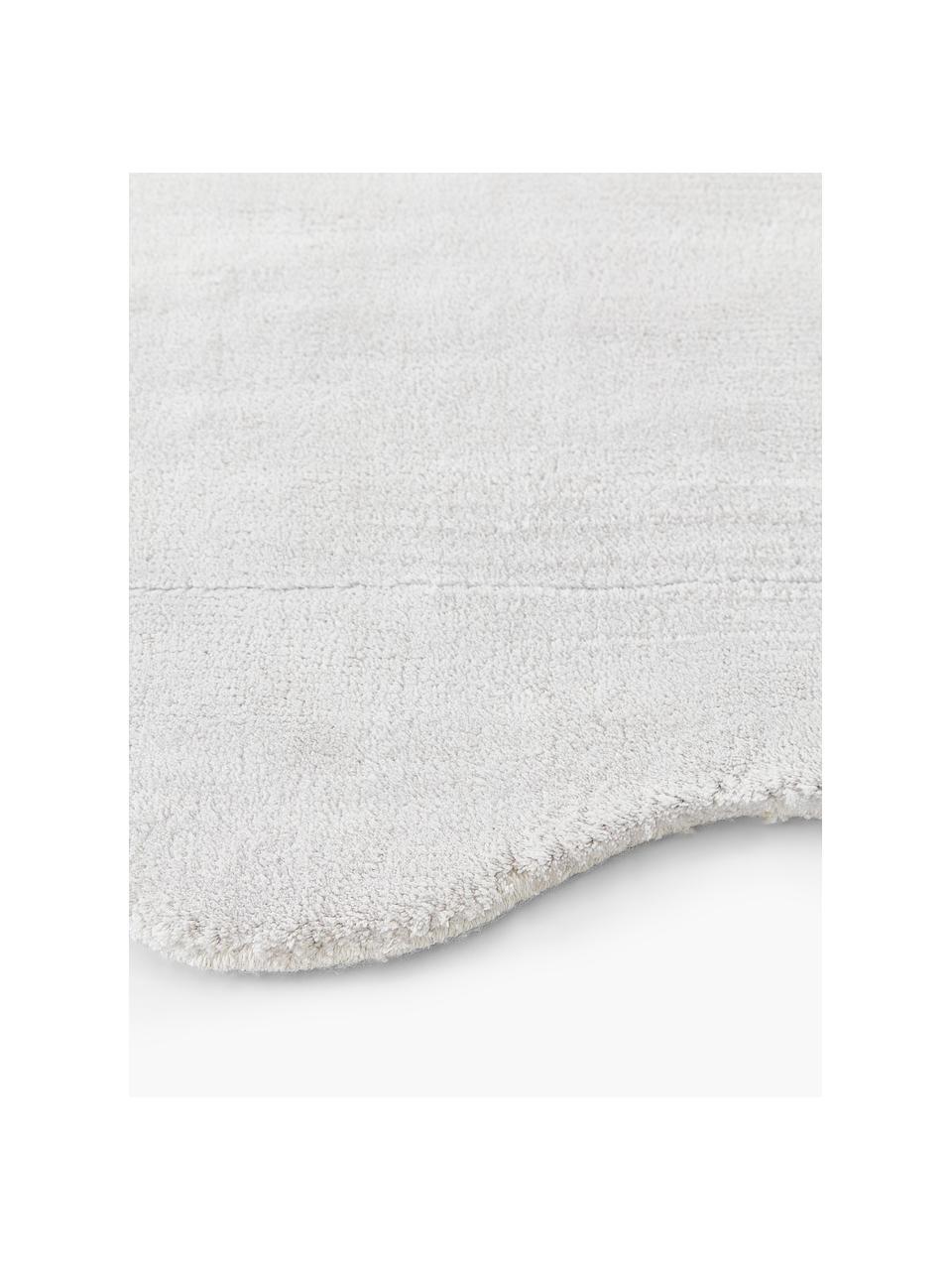 Handgewebter Viskoseläufer Wavy mit welligem Rand, Flor: 100% Viskose, Hellgrau, B 75 x L 250 cm