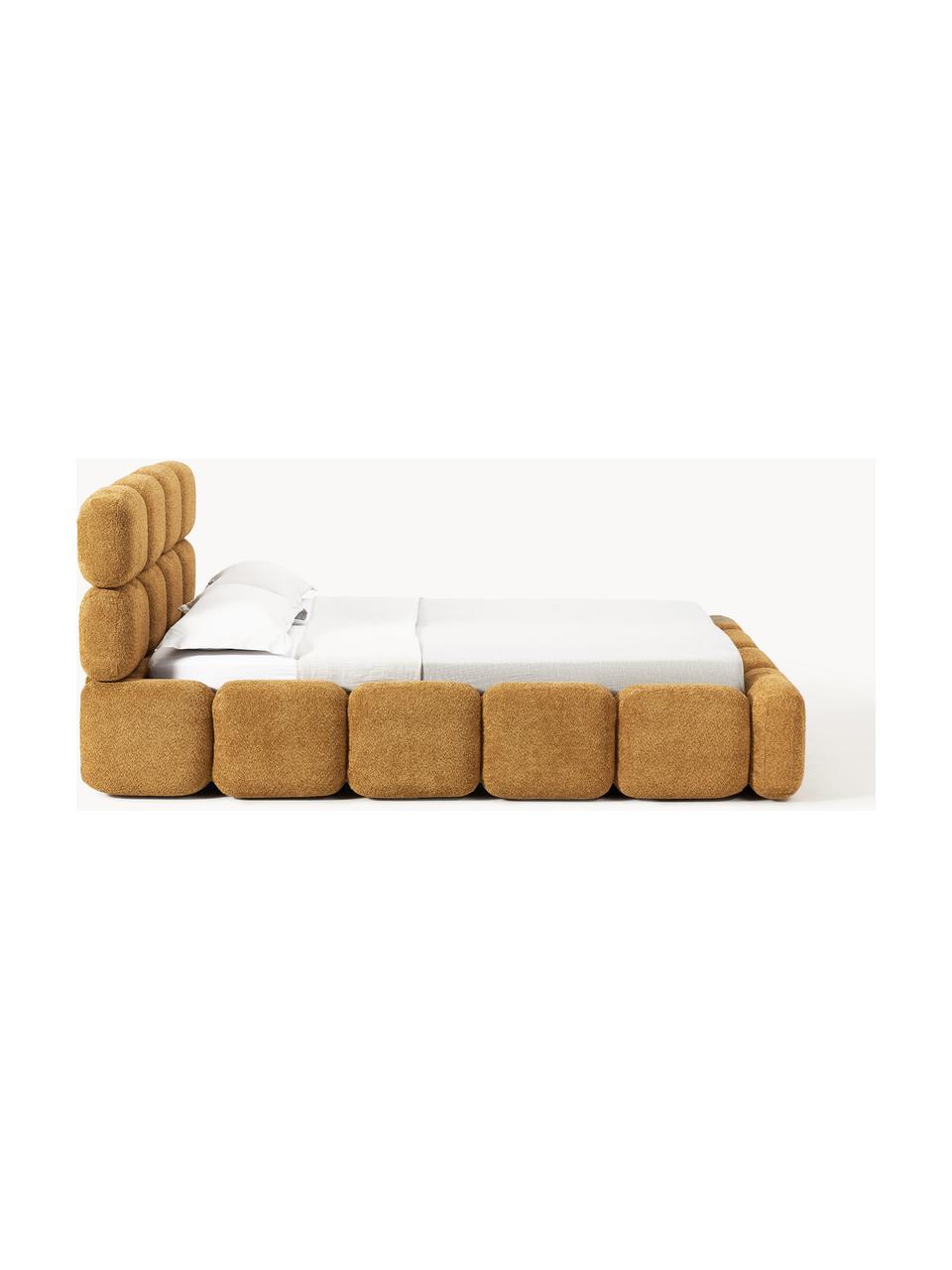 Cama tapizada de borreguillo bouclé Tayla, Tapizado: tejido borreguillo bouclé, Estructura: madera de abeto maciza, t, Patas: madera de abedul lacada E, Borreguillo bouclé ocre, An 140 x L 200 cm