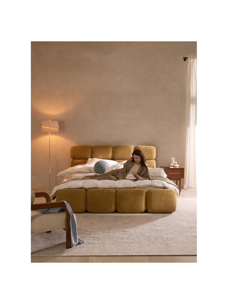 Cama tapizada de borreguillo bouclé Tayla, Tapizado: tejido borreguillo bouclé, Estructura: madera de abeto maciza, t, Patas: madera de abedul lacada E, Borreguillo bouclé ocre, An 140 x L 200 cm