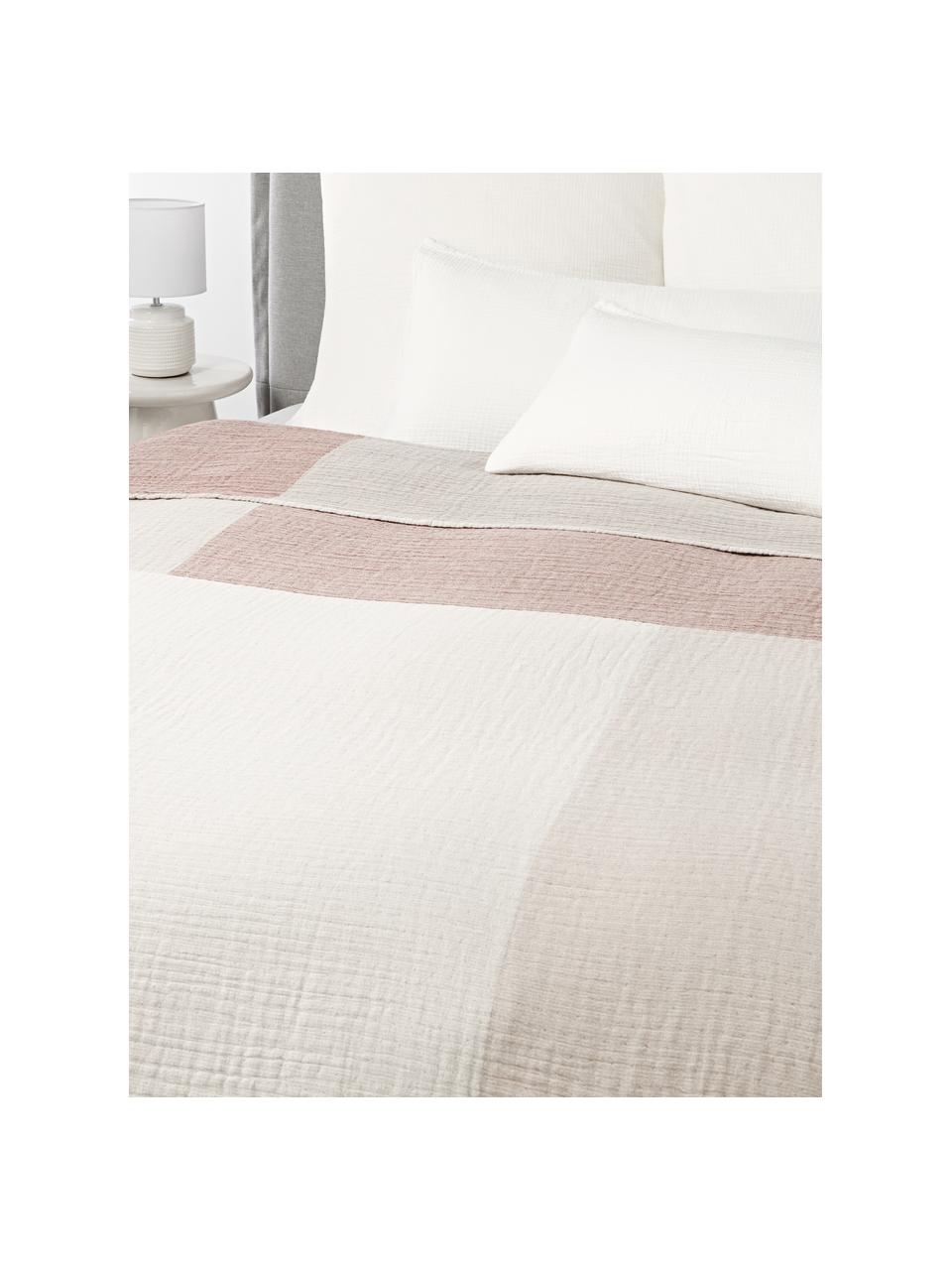 Copriletto in mussola jacquard Hekla, 100% cotone

Il Jacquard è una speciale tecnica di tessitura che consente di creare motivi e disegni nei tessuti con un effetto tridimensionale. I tessuti jacquard sono generalmente resistenti e durevoli, perché la complessa tecnica di tessitura si traduce in un tessuto denso e allo stesso tempo resistente.

La mussola è un tessuto di cotone morbido e a trama larga con una superficie simile a crepe, che colpisce per il suo aspetto delicato e le proprietà traspiranti. Inoltre, la mussola è un tessuto di facile manutenzione, poiché la superficie non deve essere stirata.

Il materiale utilizzato in questo prodotto è testato per le sostanze nocive e certificato secondo lo STANDARD 100 by OEKO-TEXÂ®, 4265CIT, CITEVE., Rosa sporco, beige, Larg. 180 x Lung. 250 cm  (per letti da 140 x 200 cm)