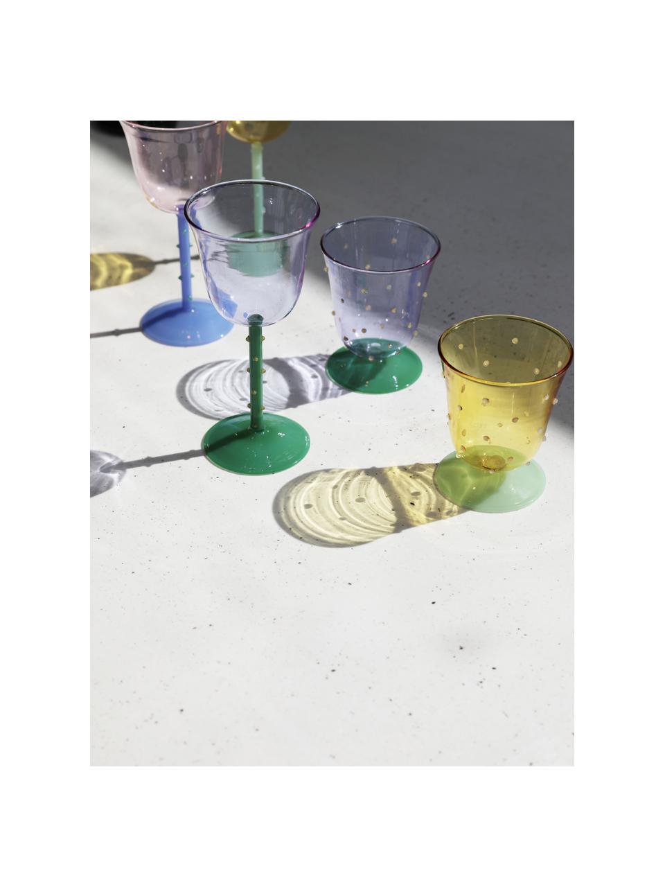 Verres à eau faits main en verre borosilicaté Dot, 2 pièces, Verre borosilicate

Découvrez la polyvalence du verre borosilicaté pour votre maison ! Ce matériau de haute qualité, fiable et robuste, se distingue par une résistance exceptionnelle à la chaleur, ce qui le rend idéal pour votre thé ou café chaud. Par rapport au verre traditionnel, le verre borosilicaté est plus résistant aux fissures et aux bris, en faisant un compagnon sûr pour votre intérieur, Lavande transparent, vert, Ø 8 x haut. 10 cm, 200 ml