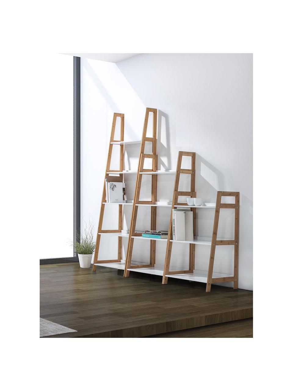 Estantería escalera Brooklyn, Estructura: madera de bambú, Estantes: tablero de fibras de dens, Beige, blanco, An 62 x Al 130 cm