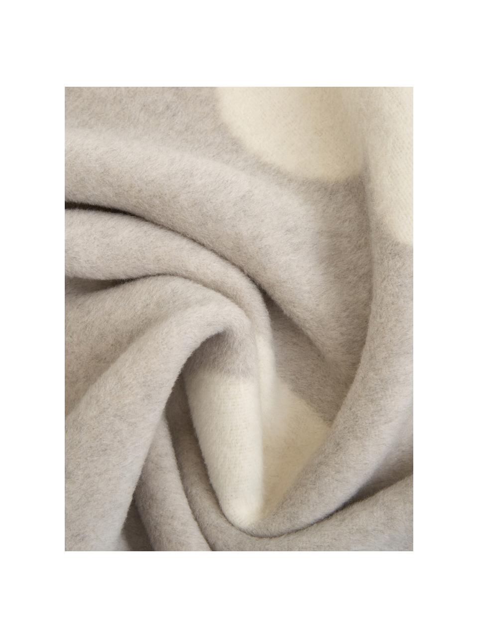 Kuscheldecke Jana mit Aufschrift und Motiv, 70% Baumwolle, 30% Polyacryl, Grau, gebrochenes Weiß, 150 x 200 cm