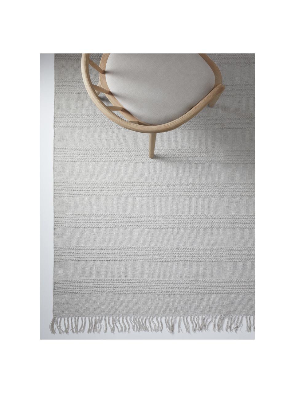 Tappeto in cotone a righe tono su tono con frange Tanya, 100% cotone, Grigio chiaro, Larg. 200 x Lung. 300 cm (taglia L)