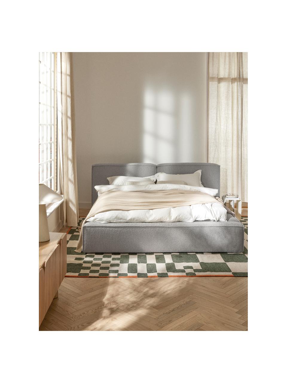 Letto imbottito in bouclé Lennon, Rivestimento: bouclé (80% poliestere, 2, Rivestimento: schiuma, certificata Cert, Struttura: legno di pino massiccio, , Piedini: legno, plastica Questo pr, Bouclé grigio, Larg. 208 x Lung. 243 cm (superfice 140 x 200 cm)