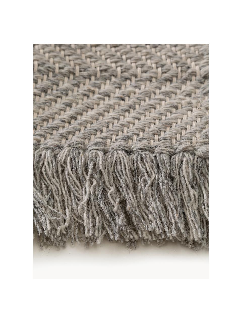 Tapis en laine tissé à la main avec franges Lars, 60 % laine, 20 % coton, 20 % polyester

Les tapis en laine peuvent perdre des fibres lors des premières semaines et des peluches peuvent se former, ce phénomène est naturel et diminue à mesure de votre usage et du temps, Grège, larg. 80 x long. 150 cm (taille XS)