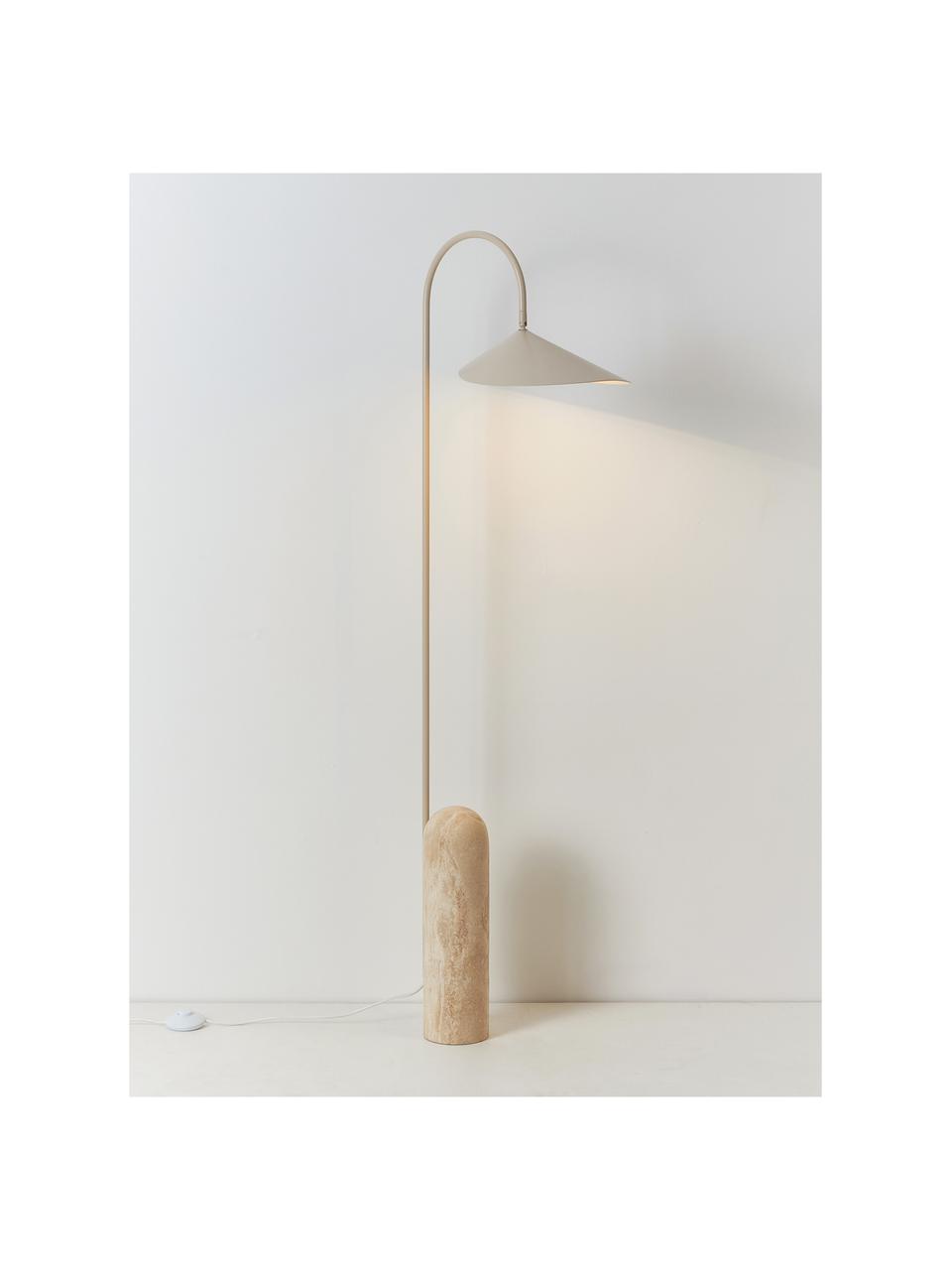 Lampada da terra con base in travertino Arum, orientabile, Paralume: alluminio verniciato a po, Struttura: ferro verniciato a polver, Piede: travertino, Bianco latte, travertino beige chiaro, Alt. 136 cm