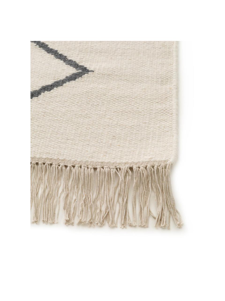 Tapis d'entrée kilim beige tissé main Vince, 90 % laine, 10 % coton
Les tapis en laine peuvent perdre des fibres lors des premières semaines et des peluches peuvent se former, ce phénomène est naturel et diminue à mesure de votre usage et du temps, Ivoire, gris foncé, larg. 70 x long. 200 cm