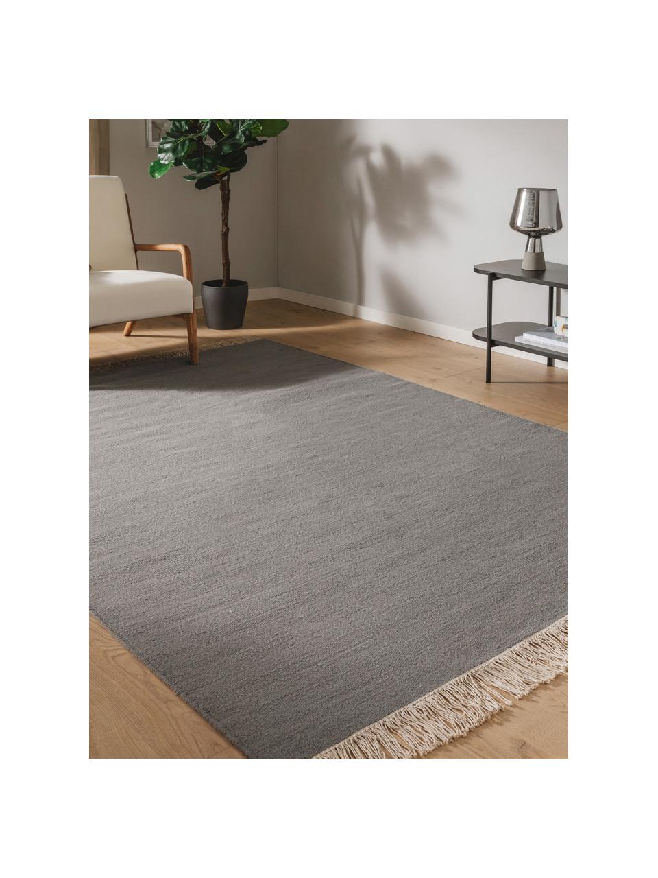 Ręcznie tkany dywan z wełny Liv, 80% wełna, 20% bawełna

Włókna dywanów wełnianych mogą nieznacznie rozluźniać się w pierwszych tygodniach użytkowania, co ustępuje po pewnym czasie, Ciemny szary, S 80 x D 150 cm (Rozmiar XS)