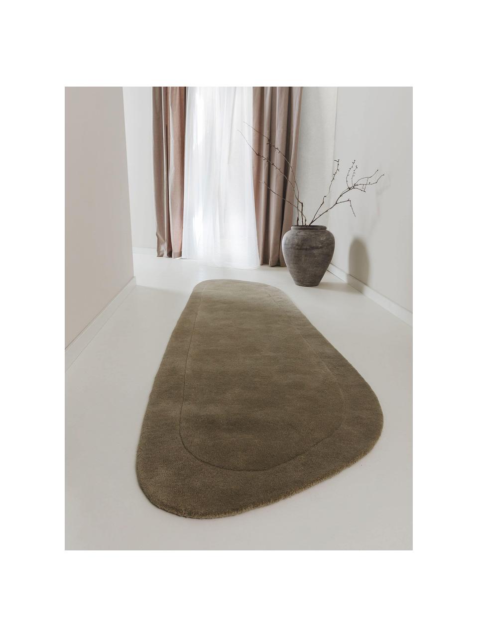 Alfombra corredor artesanal de lana con forma orgánica Shape, 100% lana

Las alfombras de lana se pueden aflojar durante las primeras semanas de uso, la pelusa se reduce con el uso diario., Verde oliva, An 80 x L 250 cm