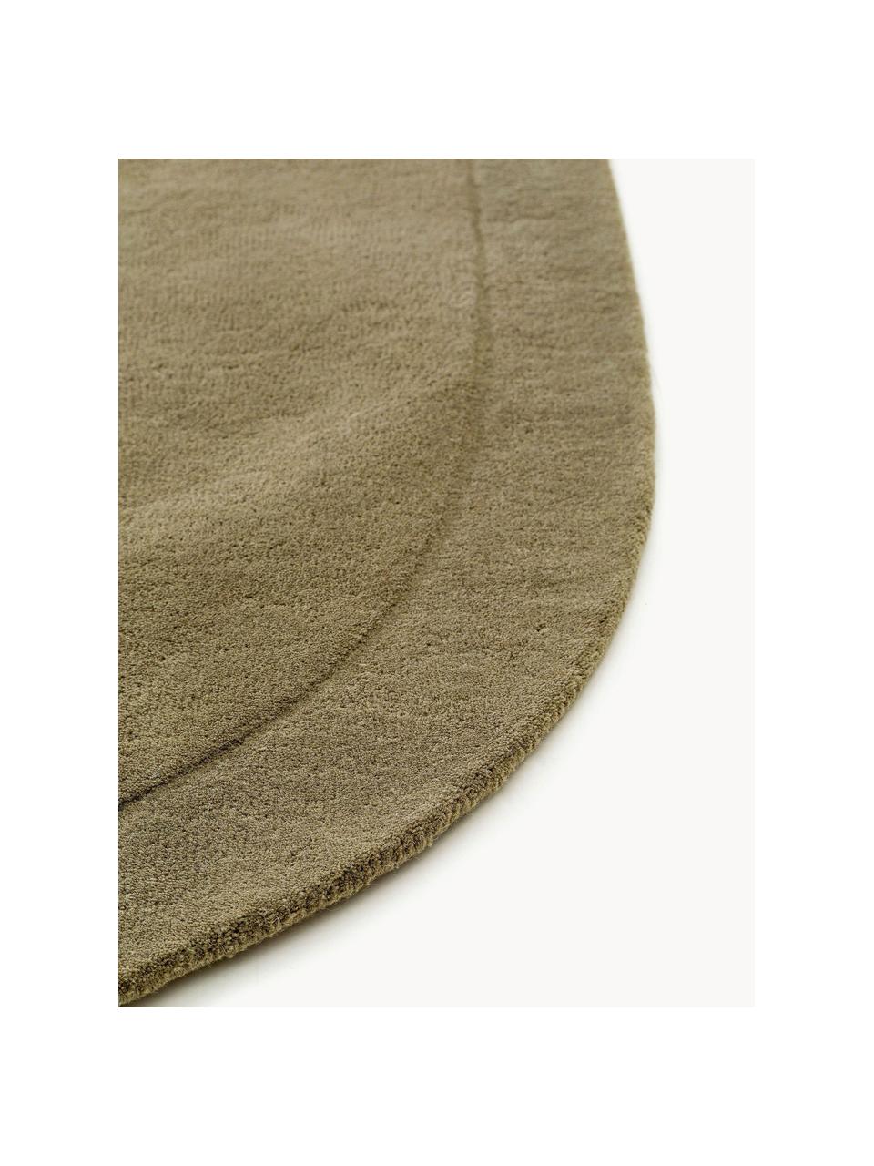 Tapis en laine tissé à la main de forme organique Shape, 100 % laine

Les tapis en laine peuvent perdre des fibres lors des premières semaines et des peluches peuvent se former, ce phénomène est naturel et diminue à mesure de votre usage et du temps, Vert olive, larg. 80 x long. 250 cm