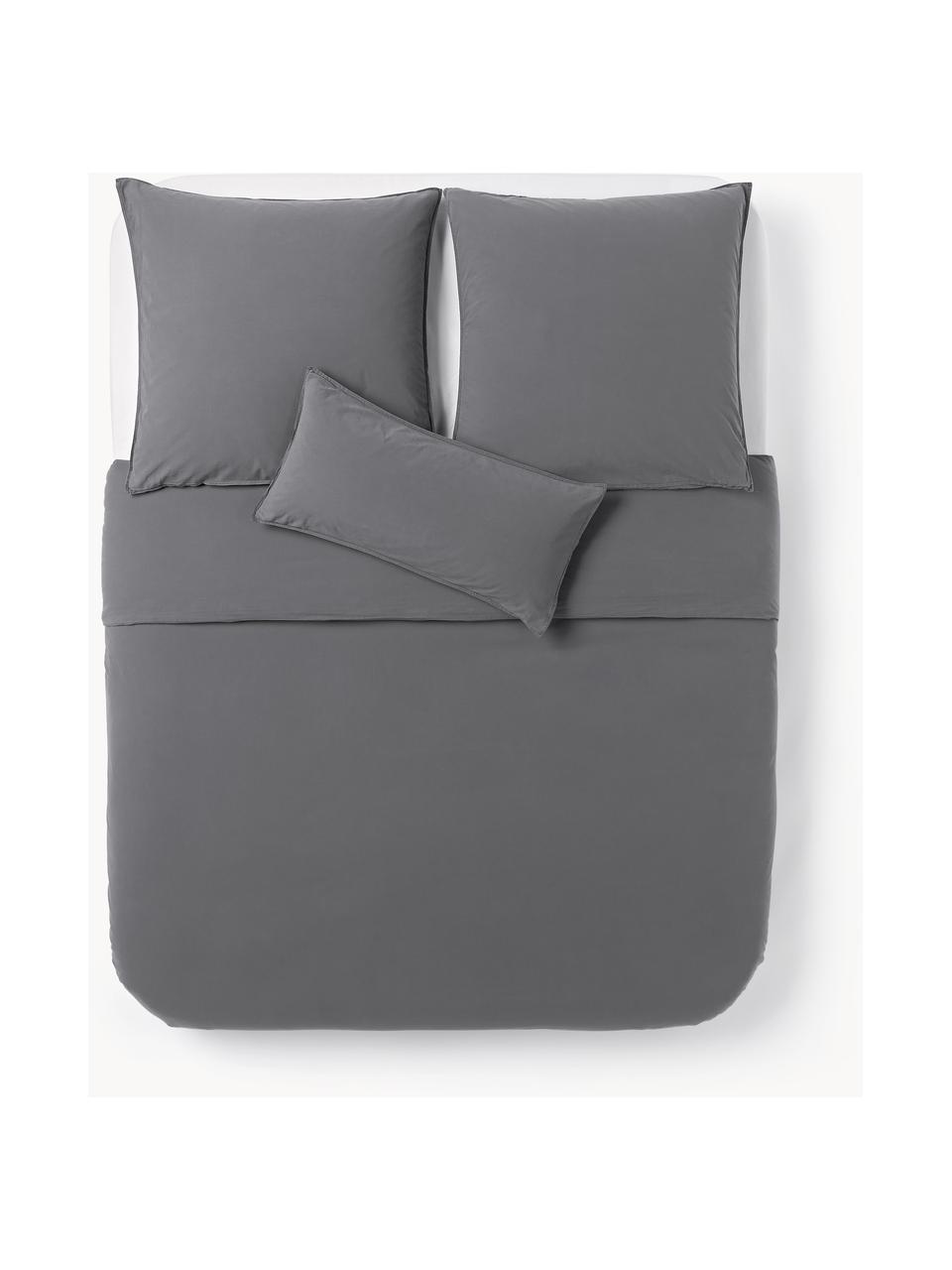 Gewaschener Baumwoll-Bettdeckenbezug Darlyn, 100 % Baumwolle
Fadendichte 150, Standard Qualität

Bettwäsche aus Baumwolle fühlt sich auf der Haut angenehm weich an, nimmt Feuchtigkeit gut auf und eignet sich für Allergiker.

Durch ein besonderes Waschungsverfahren erhält der Stoff eine robuste, unregelmäßige Stonewash-Optik. Außerdem wird der Stoff dadurch weich und geschmeidig im Griff und erhält eine natürliche Knitter-Optik, die kein Bügeln erfordert und Gemütlichkeit ausstrahlt.

Das in diesem Produkt verwendete Material ist schadstoffgeprüft und zertifiziert nach STANDARD 100 by OEKO-TEX®, 4265CIT, CITEVE, Dunkelgrau, B 200 x L 200 cm