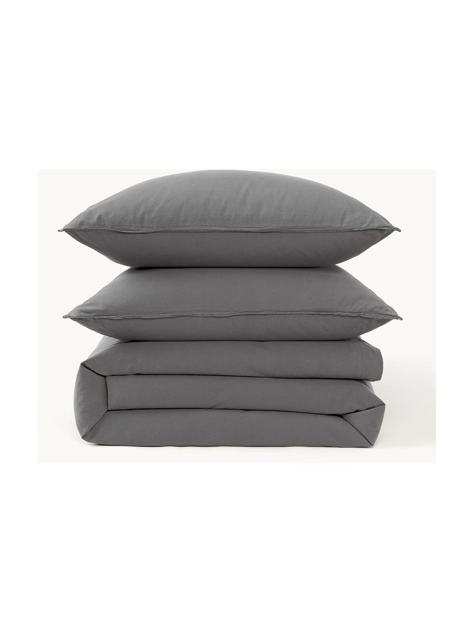 Gewaschener Baumwoll-Bettdeckenbezug Darlyn, 100 % Baumwolle
Fadendichte 150, Standard Qualität

Bettwäsche aus Baumwolle fühlt sich auf der Haut angenehm weich an, nimmt Feuchtigkeit gut auf und eignet sich für Allergiker.

Durch ein besonderes Waschungsverfahren erhält der Stoff eine robuste, unregelmäßige Stonewash-Optik. Außerdem wird der Stoff dadurch weich und geschmeidig im Griff und erhält eine natürliche Knitter-Optik, die kein Bügeln erfordert und Gemütlichkeit ausstrahlt.

Das in diesem Produkt verwendete Material ist schadstoffgeprüft und zertifiziert nach STANDARD 100 by OEKO-TEX®, 4265CIT, CITEVE, Dunkelgrau, B 200 x L 200 cm
