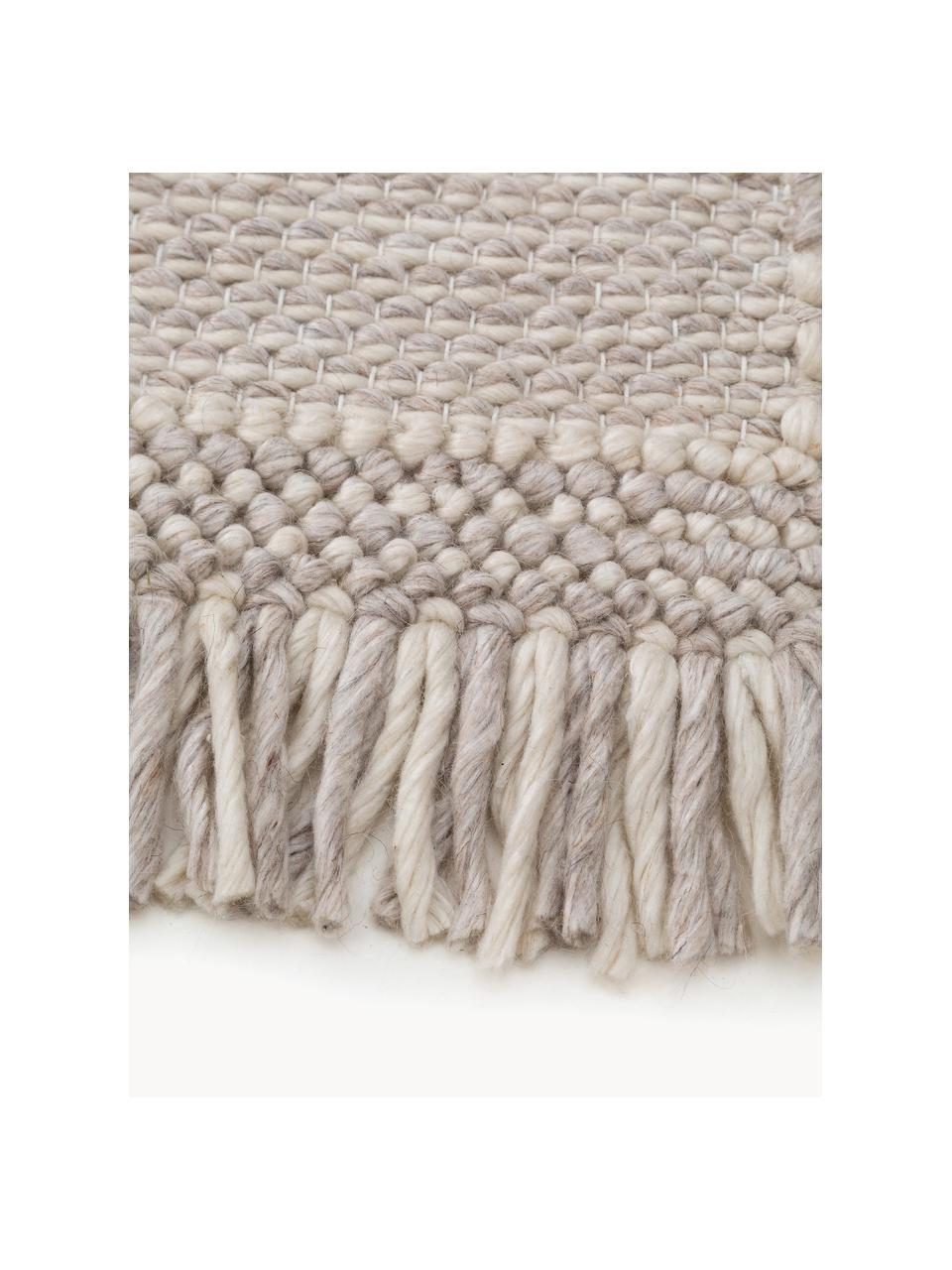 Ručne tkaný vlnený koberec Daphne, 60 % vlna, 40 % polyester
V prvých týždňoch používania môžu vlnené koberce uvoľňovať vlákna, tento jav zmizne po niekoľkých týždňoch používania, Béžová, Š 80 x D 150 cm (veľkosť XS)