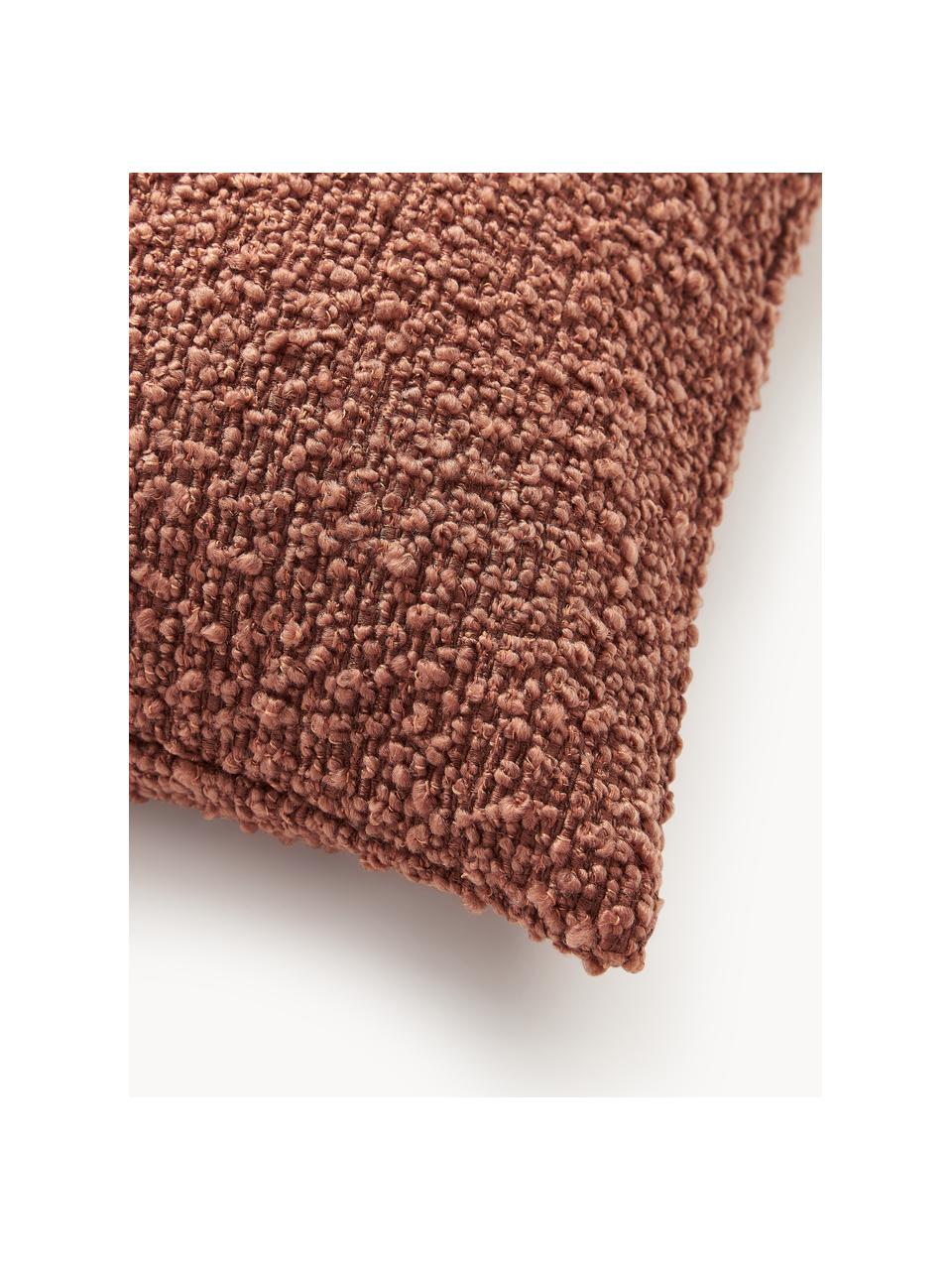 Bouclé-Kissenhülle Bellamie, Bouclé (95 % Polyester, 5 % Polyacryl)

Bouclé ist ein Material, das sich durch seine unregelmäßig geschwungene Struktur auszeichnet. Die charakteristische Oberfläche entsteht durch eingewebte Schlingen aus verschiedenartigen Garnen, die dem Stoff eine einzigartige Struktur verleihen. Die Schlingenstruktur hat einen isolierenden und gleichzeitig flauschigen Effekt, der den Stoff besonders kuschelig macht., Bouclé Terrakotta, B 45 x L 45 cm, 2 Stück