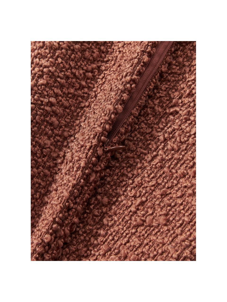 Bouclé-Kissenhülle Bellamie, Bouclé (95 % Polyester, 5 % Polyacryl)

Bouclé ist ein Material, das sich durch seine unregelmässig geschwungene Struktur auszeichnet. Die charakteristische Oberfläche entsteht durch eingewebte Schlingen aus verschiedenartigen Garnen, die dem Stoff eine einzigartige Struktur verleihen. Die Schlingenstruktur hat einen isolierenden und gleichzeitig flauschigen Effekt, der den Stoff besonders kuschelig macht., Bouclé Terrakotta, B 45 x L 45 cm, 2 Stück