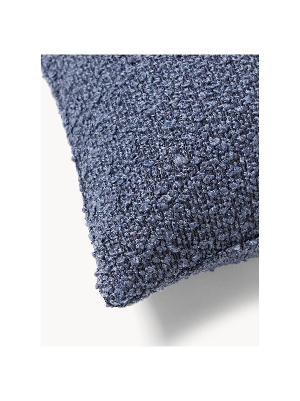 Bouclé-Kissenhüllen Bellamie, 2 Stück, Bouclé (95 % Polyester, 5 % Polyacryl)

Bouclé ist ein Material, das sich durch seine unregelmäßig geschwungene Struktur auszeichnet. Die charakteristische Oberfläche entsteht durch eingewebte Schlingen aus verschiedenartigen Garnen, die dem Stoff eine einzigartige Struktur verleihen. Die Schlingenstruktur hat einen isolierenden und gleichzeitig flauschigen Effekt, der den Stoff besonders kuschelig macht., Bouclé Graublau, B 45 x L 45 cm