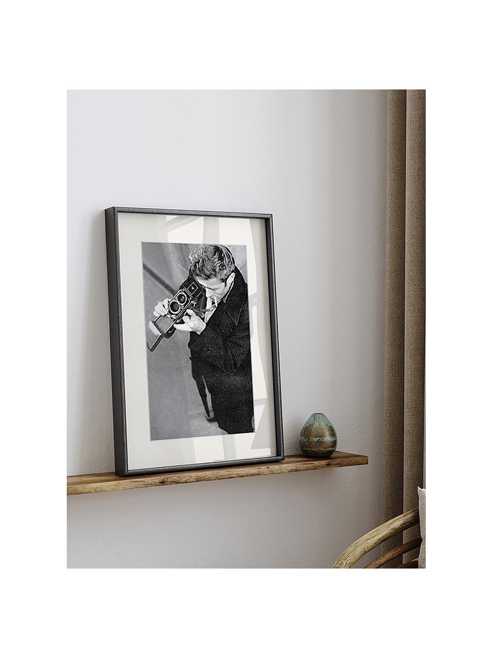 Ingelijste print James Dean met camera, Lijst: beukenhout FSC-gecertific, Zwart, gebroken wit, B 33 x H 43 cm