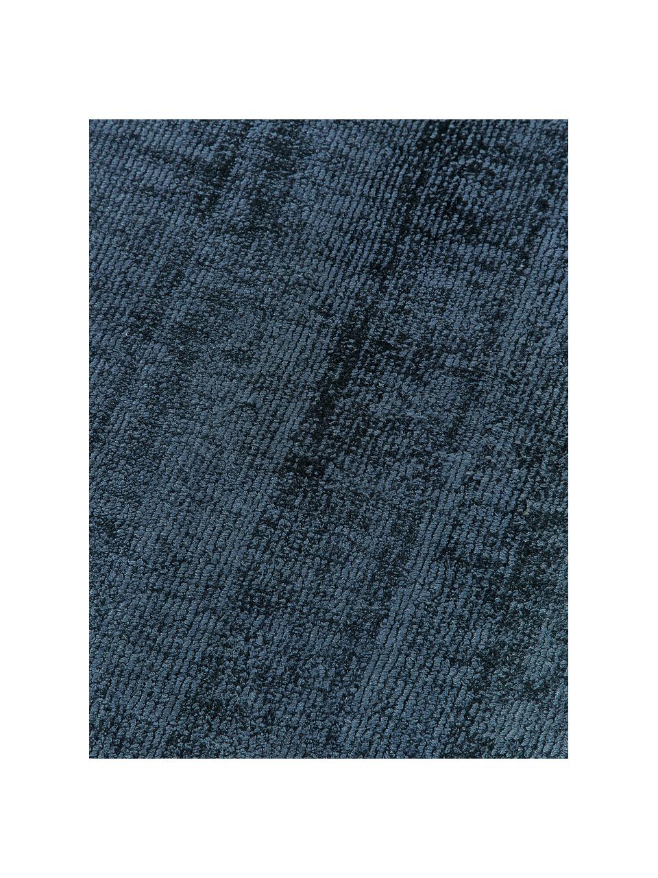 Handgeweven viscose vloerkleed Jane, Onderzijde: 100% katoen Het in dit pr, Donkerblauw, B 160 x L 230 cm (maat M)