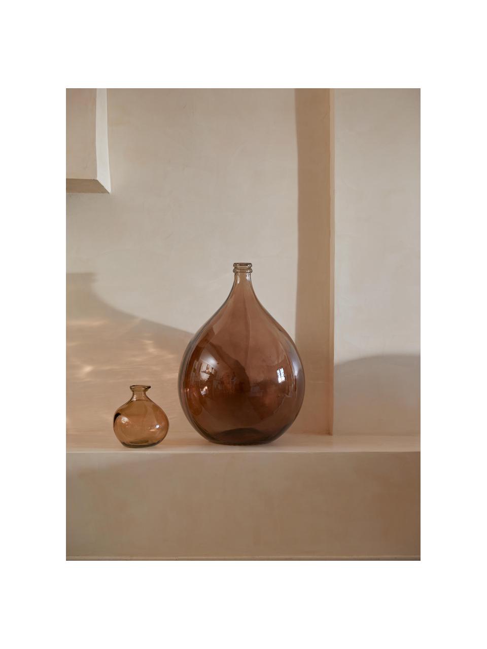 Váza ve tvaru lahve Dina, Recyklované sklo, s certifikátem GRS, Jantarová, Ø 16 cm, V 18 cm