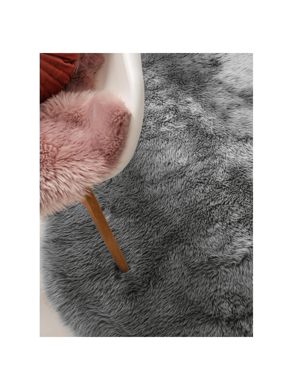 Pluizige imitatie schapenvacht Elmo in grijs, glad, Bovenzijde: 50% acryl, 50% polyester, Onderzijde: polyester, Grijs, B 140 x L 200 cm (maat S)