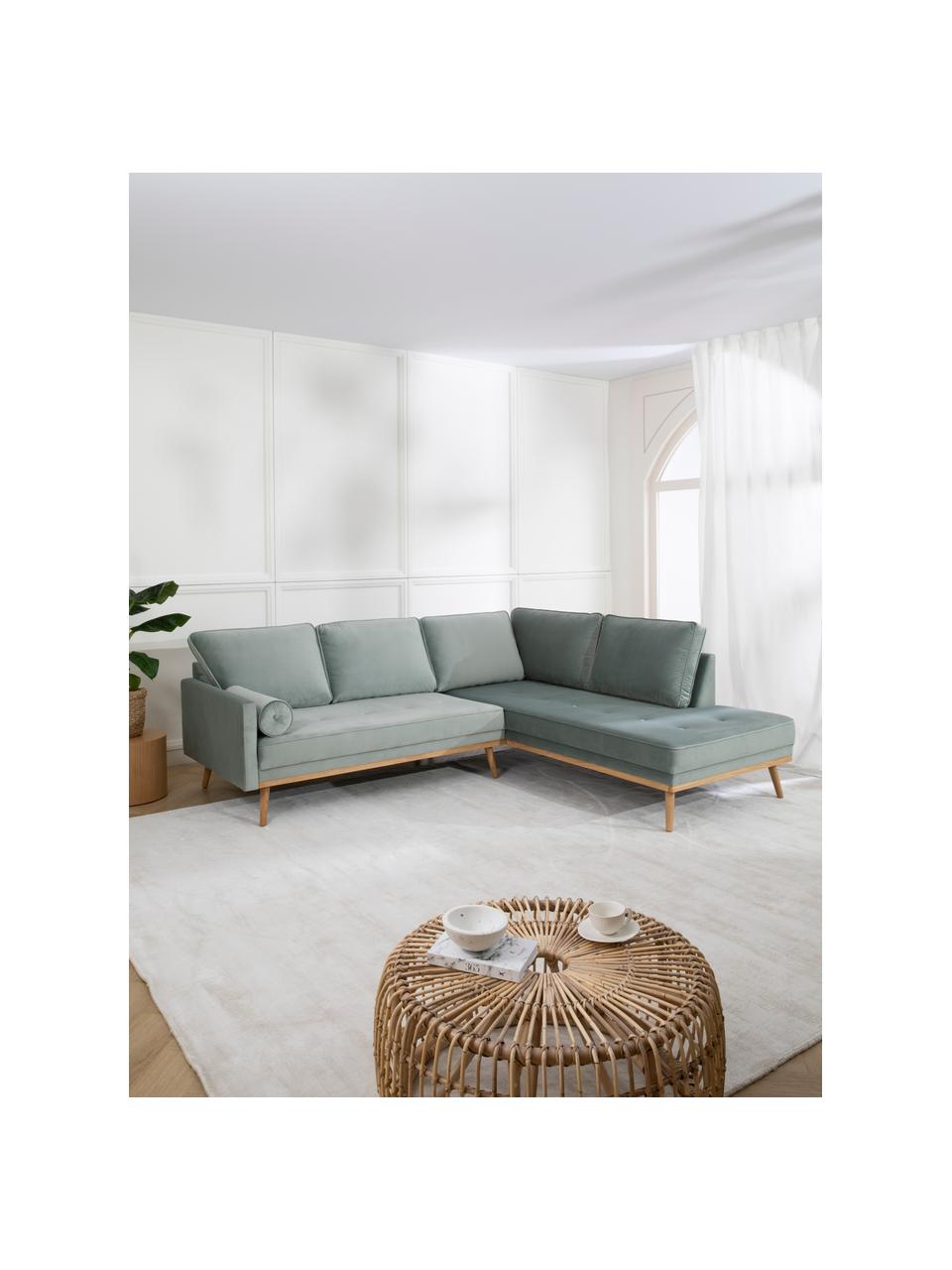 Samt-Ecksofa Saint (4-Sitzer) in Salbeifarben mit Eichenholz-Füssen, Bezug: Samt (Polyester) Der hoch, Gestell: Massives Eichenholz, Span, Webstoff Salbeifarben, B 294 x T 220 cm