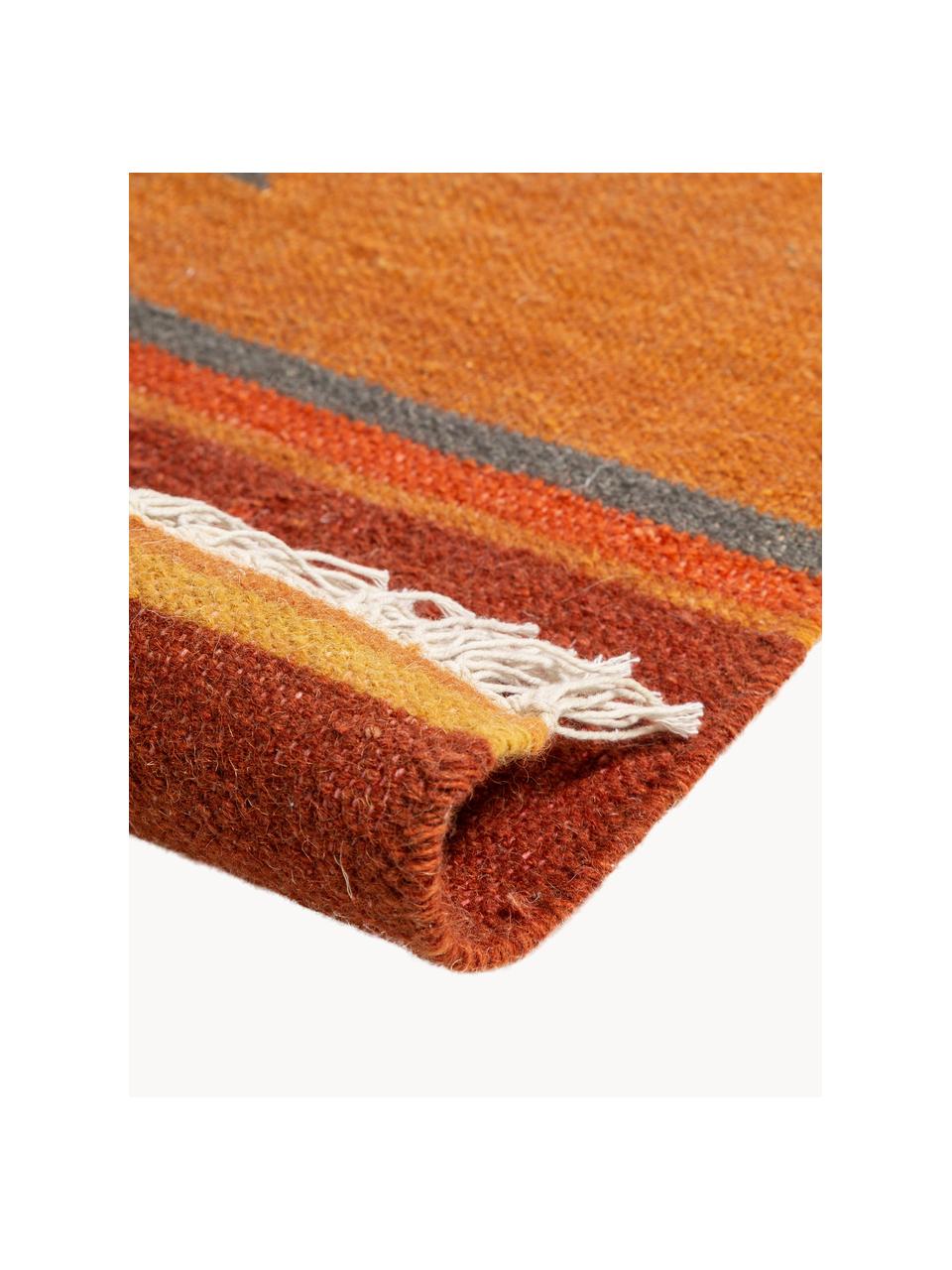 Ručne tkaný vlnený koberec so strapcami Zohra, 90 % vlna, 10 %  polyester

V prvých týždňoch používania môžu vlnené koberce uvoľňovať vlákna, tento jav zmizne po niekoľkých týždňoch používania, Terakotová, viacfarebná, Š 70 x D 140 cm (veľkosť XS)