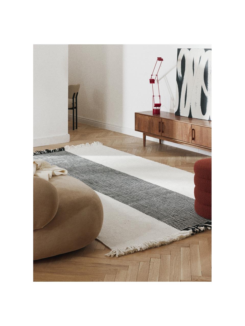 Tapis tufté main à poils courts et franges Kami, 100 % polyester, certifié GRS, Blanc cassé, noir, larg. 80 x long. 150 cm (taille XS)