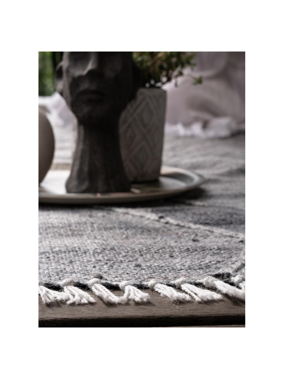 Handgewebter In- & Outdoor-Teppich Dakar mit Fransen und Hoch-Tief-Effekt, 100 % Polyethylen, Grau, B 80 x L 150 cm (Größe XS)