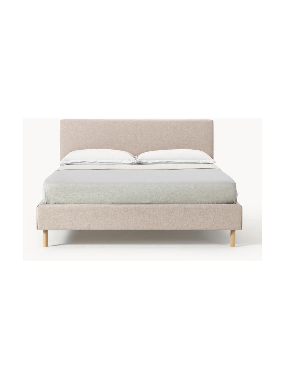 Cama tapizada con patas de madera Giulia, Tapizado: 100% poliéster Alta resis, Estructura: madera de pino maciza, ta, Patas: madera de de haya maciza , Tejido beige claro, madera de haya, An 140 x L 200 cm