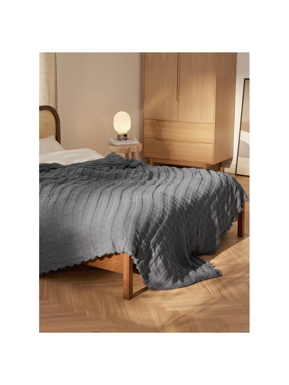 Gewatteerde mousseline bedsprei Bethany met franjes, 100% katoen

Mousseline is een zachte en los geweven katoenen stof met een crêpe-achtig oppervlak, dat indruk maakt door zijn delicate uiterlijk en ademende eigenschappen. Bovendien is mousseline een zeer onderhoudsvriendelijke stof, omdat het oppervlak niet gestreken mag worden.

Het in dit product gebruikte materiaal is getest op schadelijke stoffen en gecertificeerd volgens STANDARD 100 door OEKO-TEX®, 6457CIT, CITEVE., Grijs, B 230 x L 250 cm (voor bedden tot 180 x 200 cm)