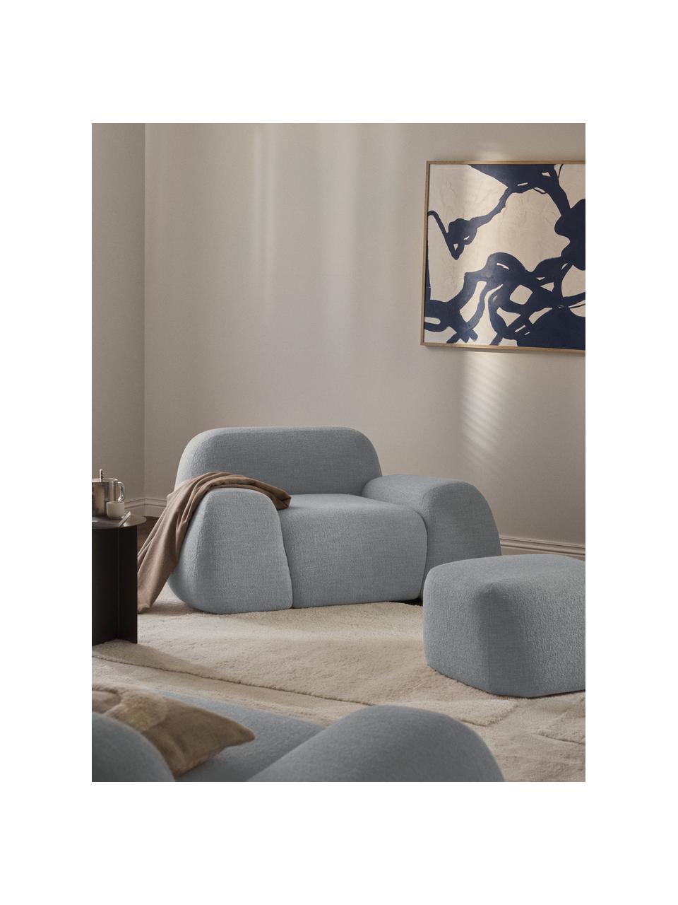 Sillón en tejido bouclé Wolke, Tapizado: tejido bouclé (96% poliés, Tapizado: espuma de poliuretano, ce, Estructura: madera de pino, madera de, Patas: plástico Este producto es, Bouclé azul claro, An 138 x F 105 cm