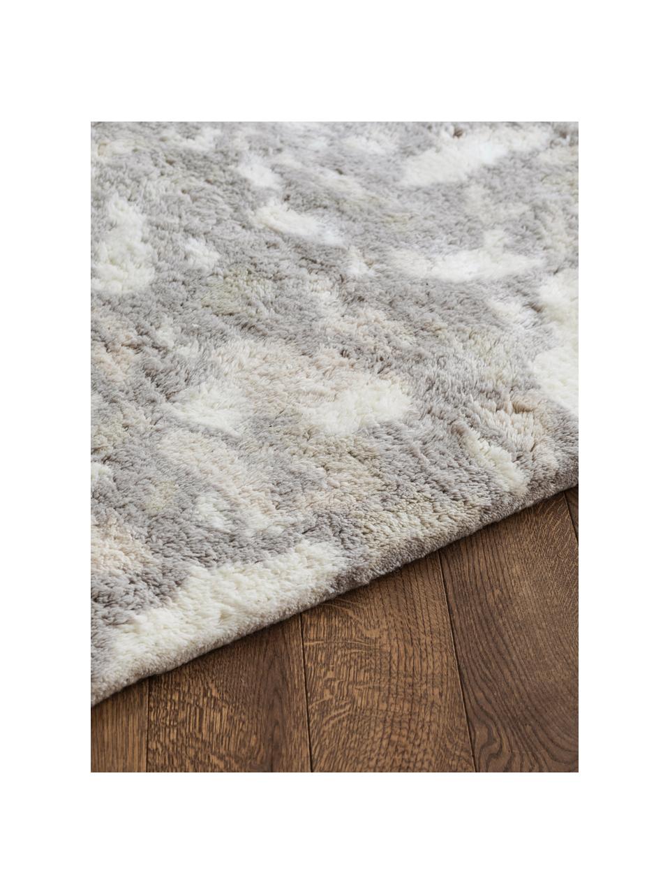 Tapis en laine tissé à la main Archipelago, 100 % laine

Les tapis en laine peuvent perdre des fibres lors des premières semaines et des peluches peuvent se former, ce phénomène est naturel et diminue à mesure de votre usage et du temps, Gris clair, blanc cassé, larg. 140 x long. 200 cm (taille S)