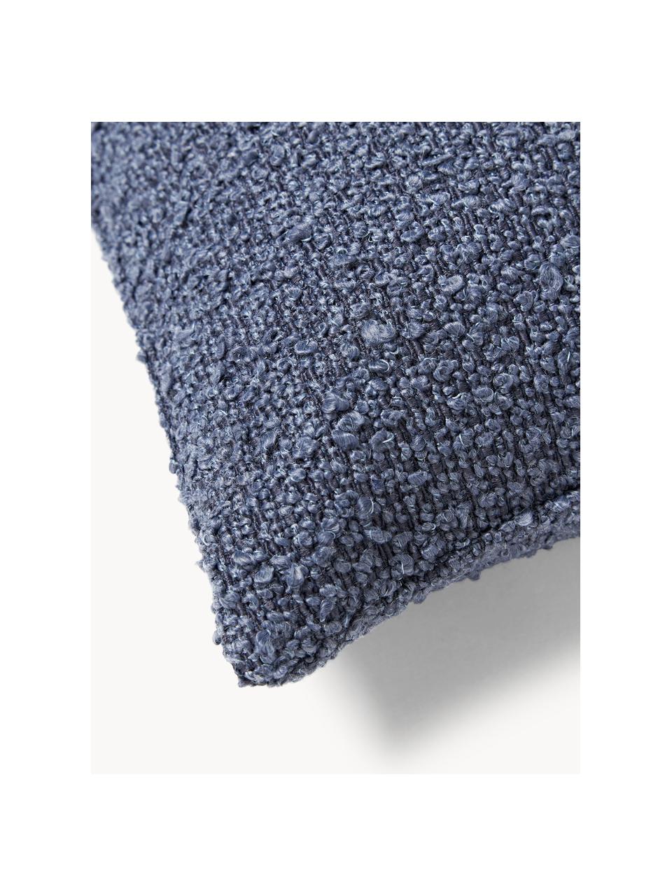 Bouclé-Kissenhülle Bellamie, Bouclé (95 % Polyester, 5 % Polyacryl)

Bouclé ist ein Material, das sich durch seine unregelmässig geschwungene Struktur auszeichnet. Die charakteristische Oberfläche entsteht durch eingewebte Schlingen aus verschiedenartigen Garnen, die dem Stoff eine einzigartige Struktur verleihen. Die Schlingenstruktur hat einen isolierenden und gleichzeitig flauschigen Effekt, der den Stoff besonders kuschelig macht., Bouclé Graublau, B 45 x L 45 cm, 2 Stück